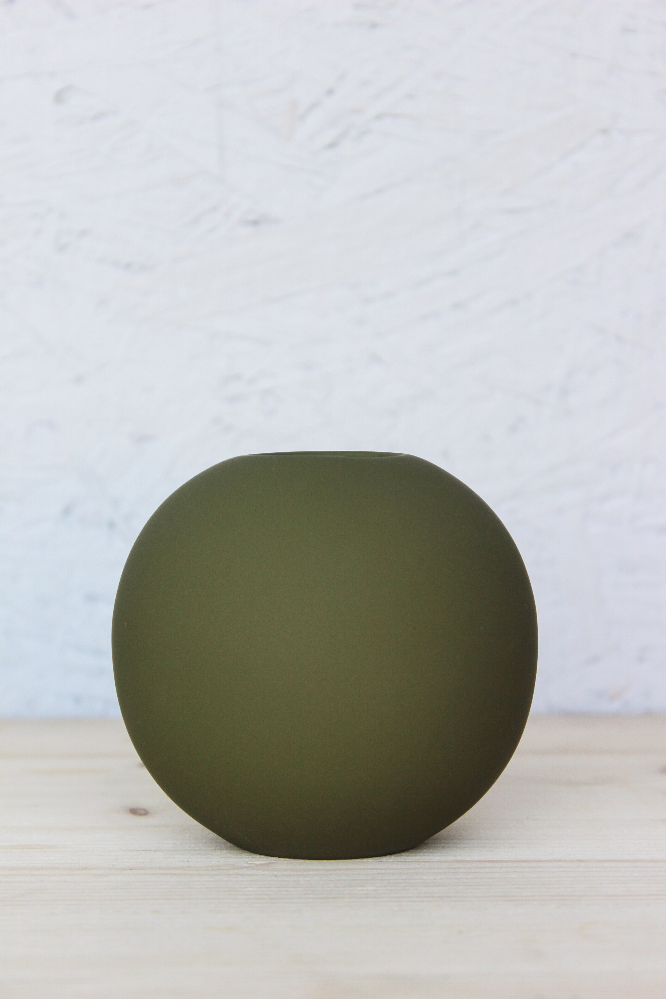 Wohnfuehl_Shop_UG_Kleine_Ball_Vase_Olive_1.jpg