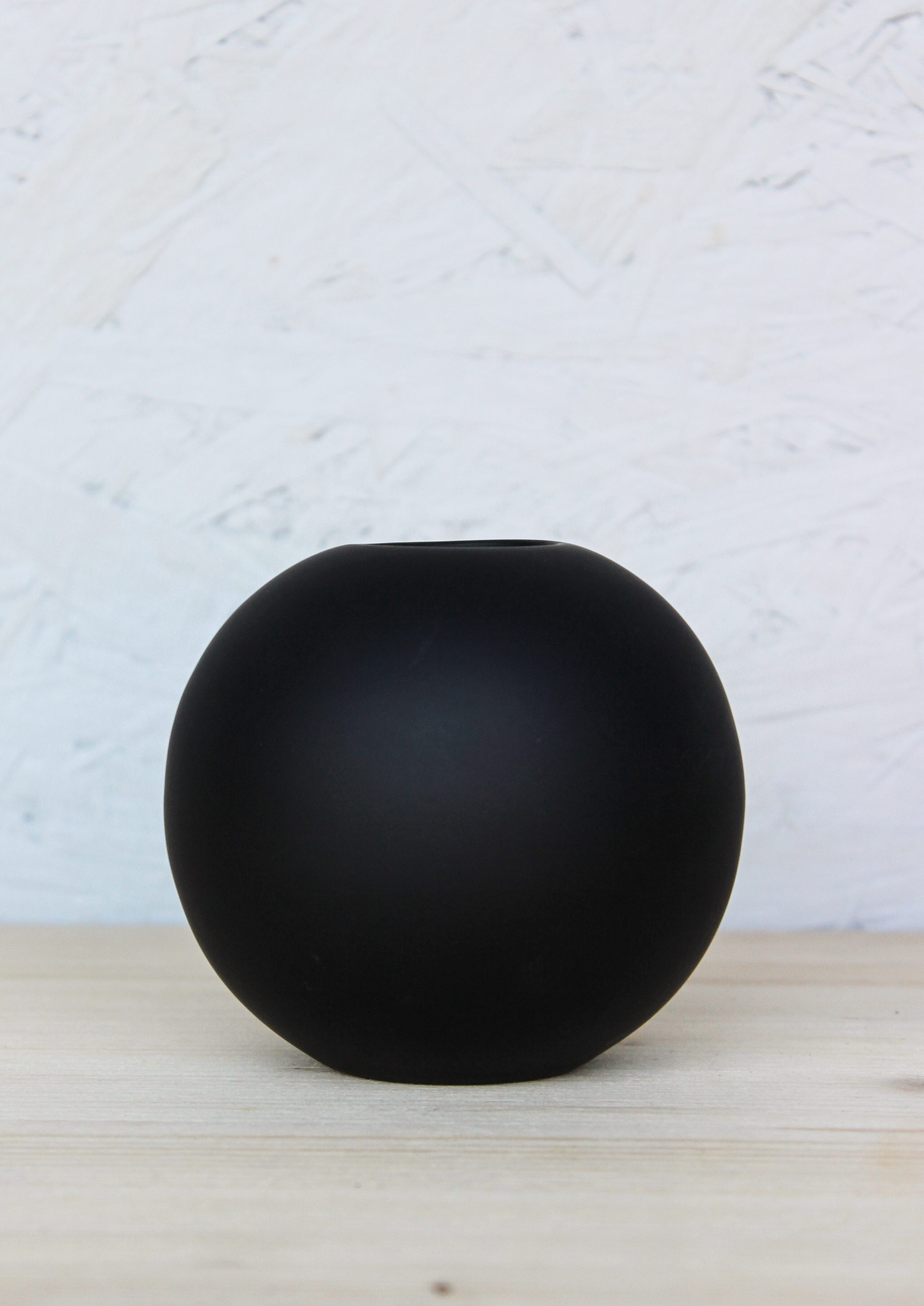 Wohnfuehl_Shop_UG_Kleine_Ball_Vase_Black_1.jpg